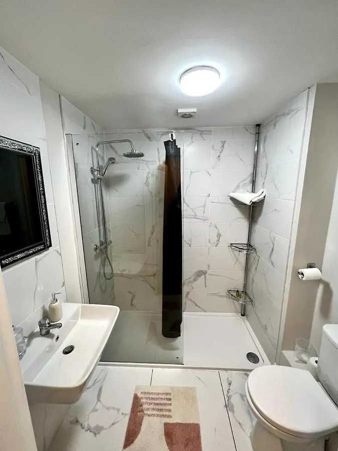 Lovely 2- Bedroom Apartment In Belfast 0*,  Velká Británie