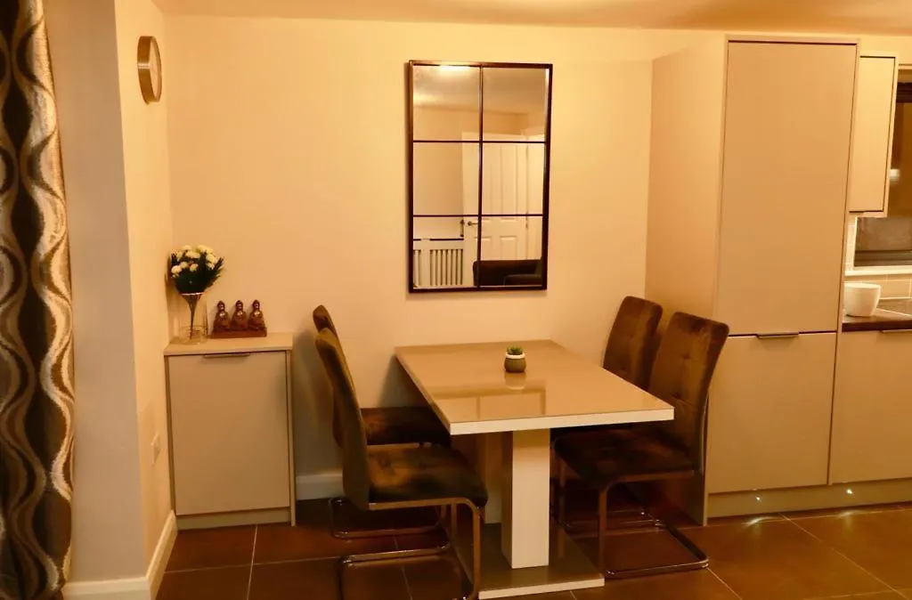 Lovely 2- Bedroom Apartment In Belfast